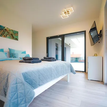 Gorgeous In With Heated Swimming Pool *