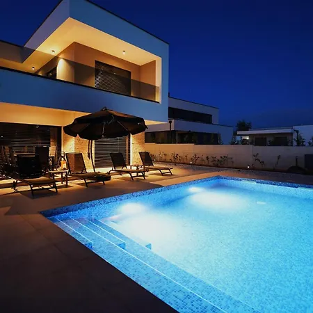 Gorgeous In With Heated Swimming Pool