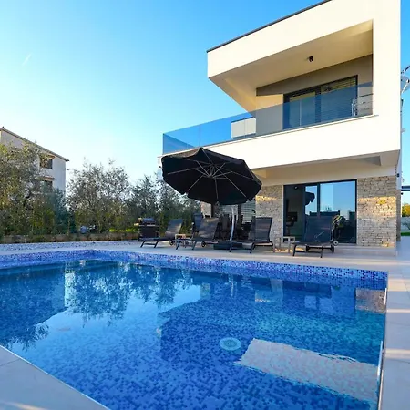 Gorgeous In With Heated Swimming Pool *