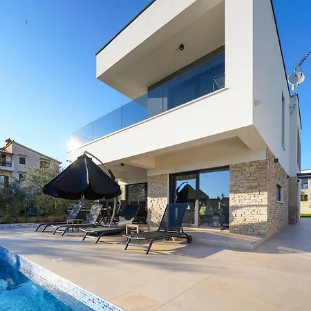 Gorgeous In With Heated Swimming Pool * Vodnjan
